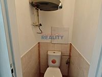 Pronájem bytu 2+1 v Bujanově u Kaplice - záchod s bojlerem