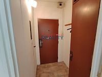 Pronájem garsoniéry 1+0 na Plzeňské ul. - předsíň