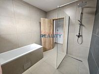 Pronájem novostavby 3+1 garáž v Hodějovicích - koupelna