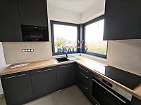 Pronájem novostavby 3+1 garáž v Hodějovicích - kuchyňská linka