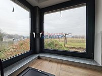 Pronájem novostavby 3+1 garáž v Hodějovicích - okno z kuchyně