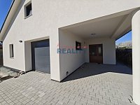 Pronájem novostavby 3+1 garáž v Hodějovicích - vstup do domu, a garáž