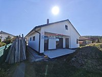 Pronájem novostavby 3+1 garáž v Hodějovicích - zadní pohled na dům