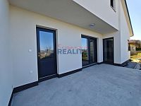 Pronájem novostavby 3+1 garáž v Hodějovicích - zadní terasa vstup z obýváku, kuchyně, pokoje