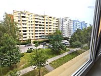 Pronájem rekonstruovaného bytu 1+1 Prachatická ul. - výhled z okna východ