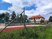 Prodej pozemku 2147m2 u Třeboně pro bydlení. - škola hřiště