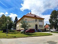 Prodej pozemku 2147m2 u Třeboně pro bydlení. - škola.jpg