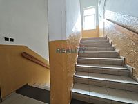 Pronájem zděného bytu 2+kk se společnou zahradou Rožnov - schodiště