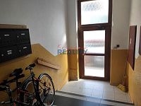 Pronájem zděného bytu 2+kk se společnou zahradou Rožnov - vchod