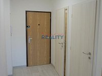 Pronájem větší garsonky na sídl. Vltava 27m2 - předsíň a koupelna a WC