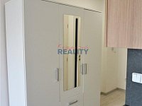 Pronájem větší garsonky na sídl. Vltava 27m2 - skříň