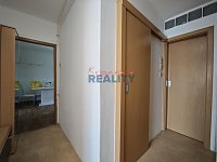 Pronájem bytu 2+1 65m2 v Neplachově ul. - předsíň