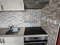 Prodej bytu 3+1 s garáží a pozemkem u Tábora - kuchyňská linka