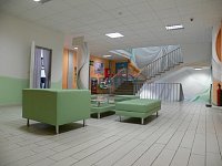 Pronájem kanceláře 22,5m2 centrum - sedačky před kanceláří