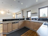 RD 350 m2 se zahradou 489 m2, Požárnická, Praha - Nebušice - Nebusice vila u kostela_14.JPG