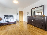 RD 350 m2 se zahradou 489 m2, Požárnická, Praha - Nebušice - Nebusice vila u kostela_18.JPG