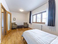 RD 350 m2 se zahradou 489 m2, Požárnická, Praha - Nebušice - Nebusice vila u kostela_20.JPG