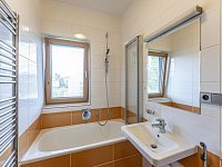 RD 350 m2 se zahradou 489 m2, Požárnická, Praha - Nebušice - Nebusice vila u kostela_22.JPG