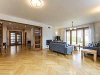 RD 350 m2 se zahradou 489 m2, Požárnická, Praha - Nebušice - Nebusice vila u kostela_6.JPG