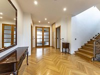 RD 350 m2 se zahradou 489 m2, Požárnická, Praha - Nebušice - Nebusice vila u kostela.JPG