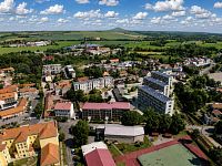 Prostorný 3kk v novostavbě, 86m2 s výhledem na horu Říp - Velvary dron 2.png