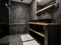 Prodej stylového bytu 4+kk 80m2 s terasou 28m2 v novostavbě s bazénem a zahradou 185 m² - Pricna_Vcelna12