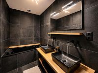 Prodej stylového bytu 4+kk 80m2 s terasou 28m2 v novostavbě s bazénem a zahradou 185 m² - Pricna_Vcelna14