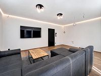 Prodej stylového bytu 4+kk 80m2 s terasou 28m2 v novostavbě s bazénem a zahradou 185 m² - Pricna_Vcelna19