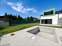 Prodej stylového bytu 4+kk 80m2 s terasou 28m2 v novostavbě s bazénem a zahradou 185 m² - Pricna_Vcelna23