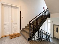 Stylové bydlení na Vinohradech s výhledem na Prahu, balkonem a možností parkování - Dykova 31_1