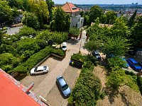 Stylové bydlení na Vinohradech s výhledem na Prahu, balkonem a možností parkování - Dykova 31_4