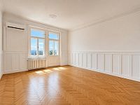 Stylové bydlení na Vinohradech s výhledem na Prahu, balkonem a možností parkování