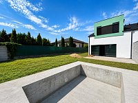 Prodej stylového bytu 4+kk 80m2 na Včelné s terasou 28m2 v novostavbě s bazénem a zahradou 185 m and sup - Pricna_Vcelna1