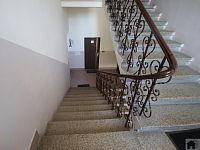 Polyfunkční budova nedaleko centra Liberce - schodiště