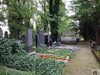 Přenechání hrobového místa na Malvazinkách - pohled ke kostelu