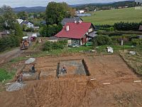 Prodej stavebního pozemku se základovou deskou a studnou v Arnolticích, 1230 m2 - Foto 2