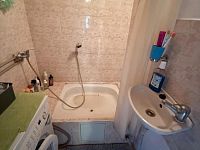 Chata s bazénem, obec Křesín, kat. území Levousy - Foto 3