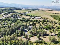 Prodej stavebního pozemku 3706 m2 v obci Zabrušany - Horní Straky - dron a4