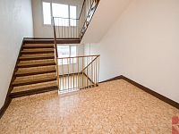 Prodej bytu 3+1 73m2, P10 Záběhlice, ul. Narcisová, balkon 4m2, sklep 1m2 - chodba domu