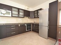 Pronájem 2kk 52m2, P9 Letňany, ul. Frýdecká, novostavba, terasa, sklep, garáž, částečně zařízen