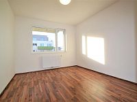 Pronájem 3kk 62m2, P10 Uhříněves, ul. Václava Trojana, balkon 10m2, sklep 3m2, garážové stání - Foto 3