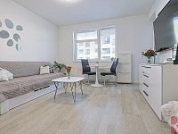 Pronájem 2kk 50m2, P10 Uhříněves, ul. Karla Guta, lodžie, garážové stání - Foto 2