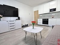 Pronájem 2kk 50m2, P10 Uhříněves, ul. Karla Guta, lodžie, garážové stání - Foto 2