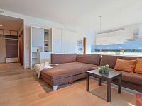 Prodej luxusního bytu 4kk 118m2 + terasa, zahrada, Uhříněves, ul. V Bytovkách, 2xGS, sklep, komora