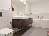 Prodej luxusního bytu 4kk 118m2 + terasa, zahrada, Uhříněves, ul. V Bytovkách, 2xGS, sklep, komora - Foto 13