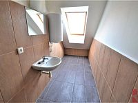 Pronájem 1kk 47m2, P10 Strašnice, Pod Rapidem, metro, částečně zařízen - koupelna