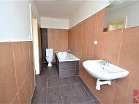 Pronájem 1kk 47m2, P10 Strašnice, Pod Rapidem, metro, částečně zařízen - koupelna