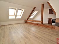 Pronájem 1kk 47m2, P10 Strašnice, Pod Rapidem, metro, částečně zařízen - pokoj