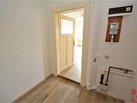 Pronájem 1kk 47m2, P10 Strašnice, Pod Rapidem, metro, částečně zařízen - vstupn chodba