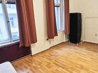 Pronájem 1kk 25m2, P10 Vršovice, ul. Charkovská, tramvaj, částečně vybaven - pokoj